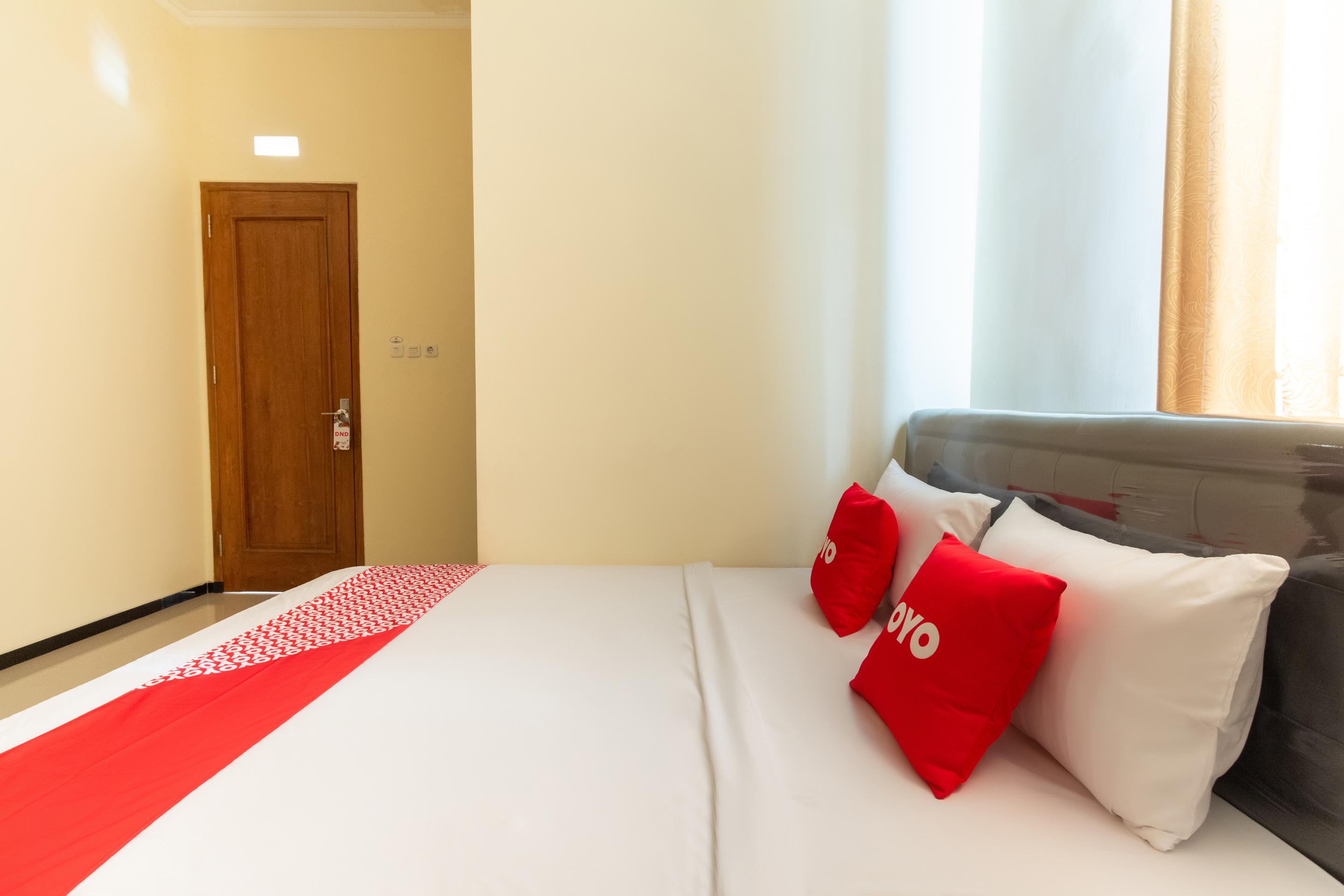 Hotel Vaccinated Staff - Oyo 3763 Oq Syariah Malang