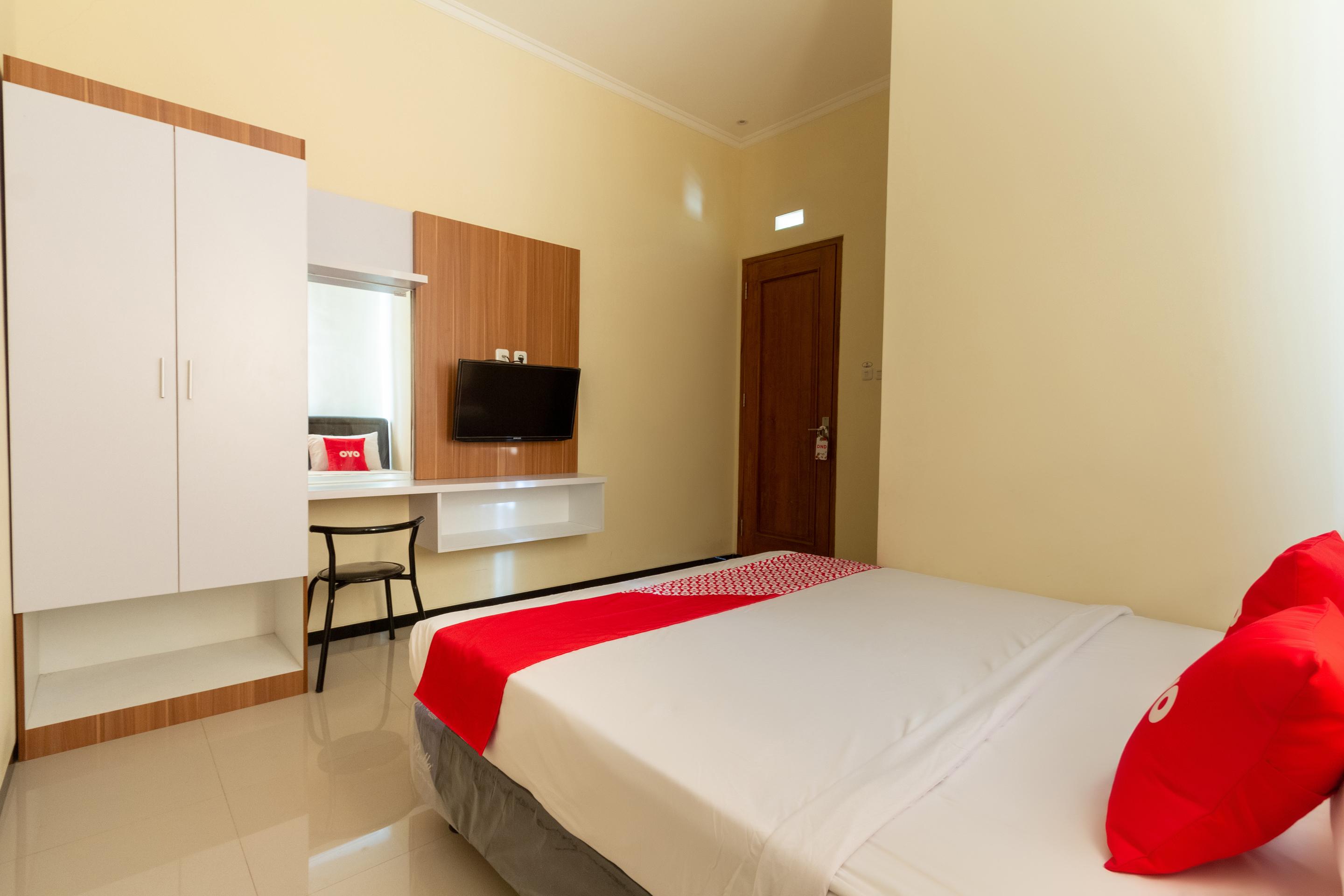 Hotel Vaccinated Staff - Oyo 3763 Oq Syariah Malang