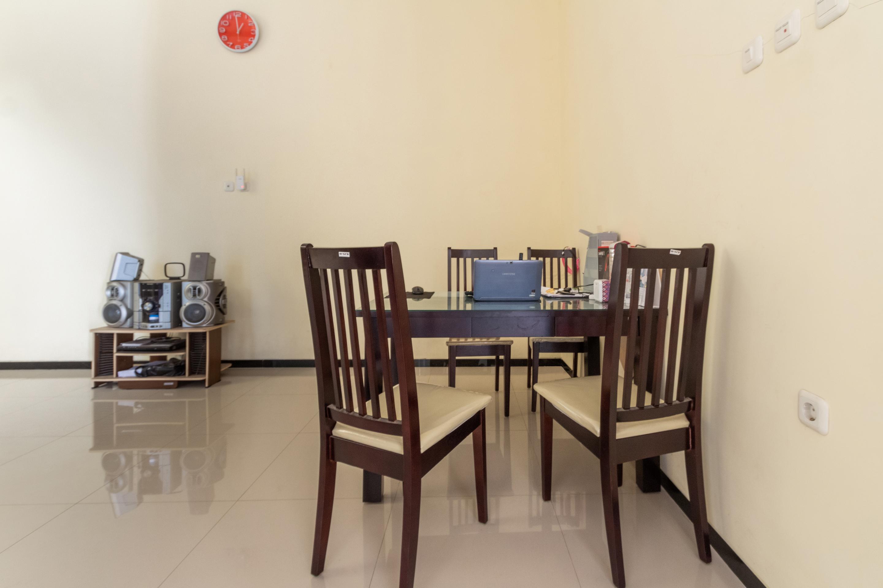 Hotel Vaccinated Staff - Oyo 3763 Oq Syariah Malang